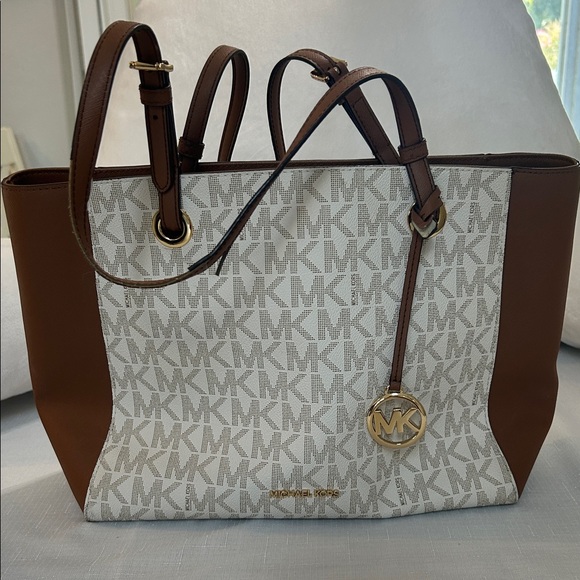 Michael Kors Vanilla Walsh Signature Tote - Picture 1 of 9